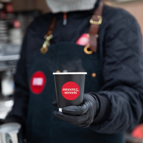 Nyd duften er frisk kværnet kaffe, når du lejer en kaffevogn